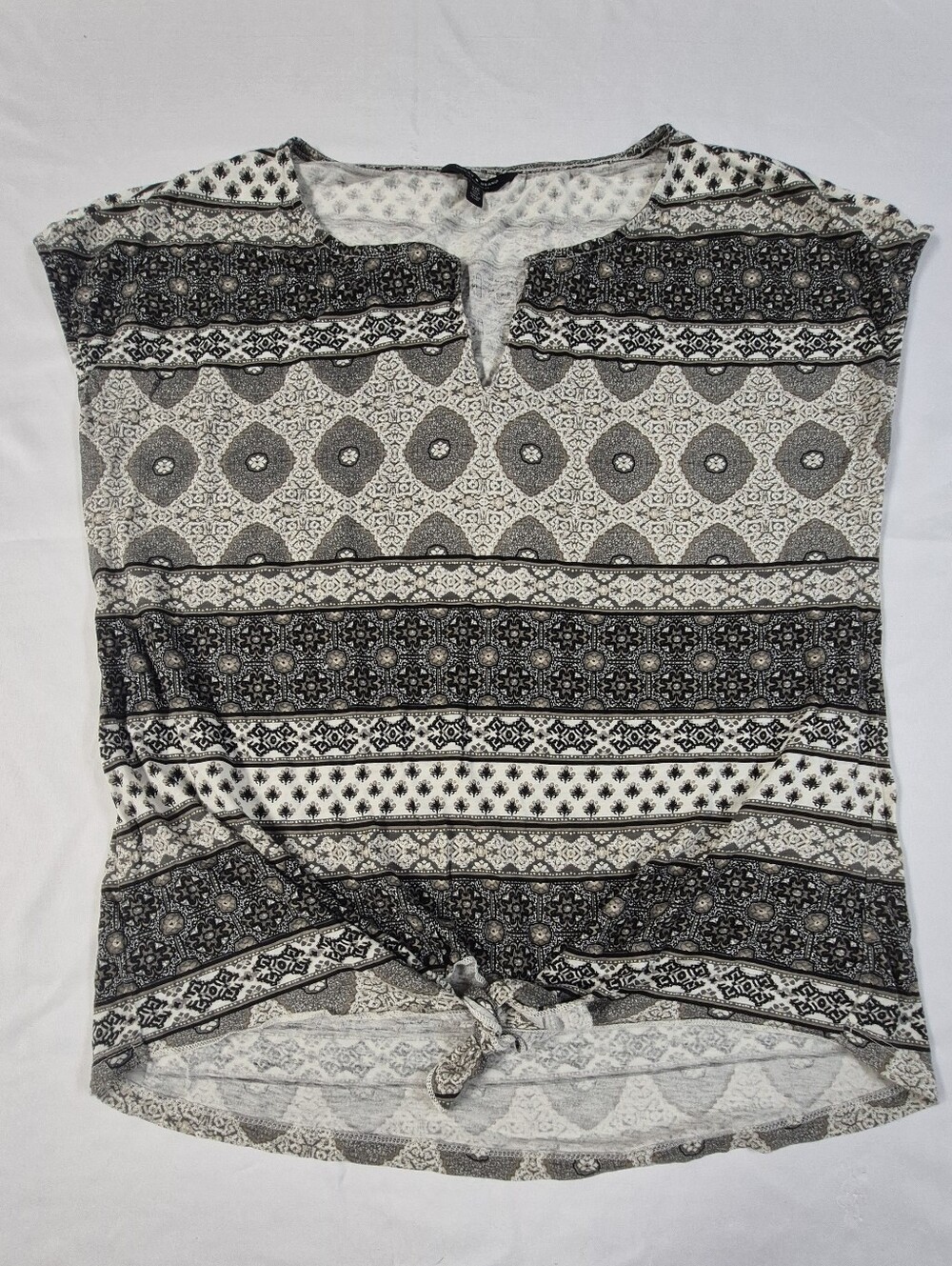 Lucky Brand Lg Black White Geometric Boho Top Split V-Neck Tie Front Cap Sleeve